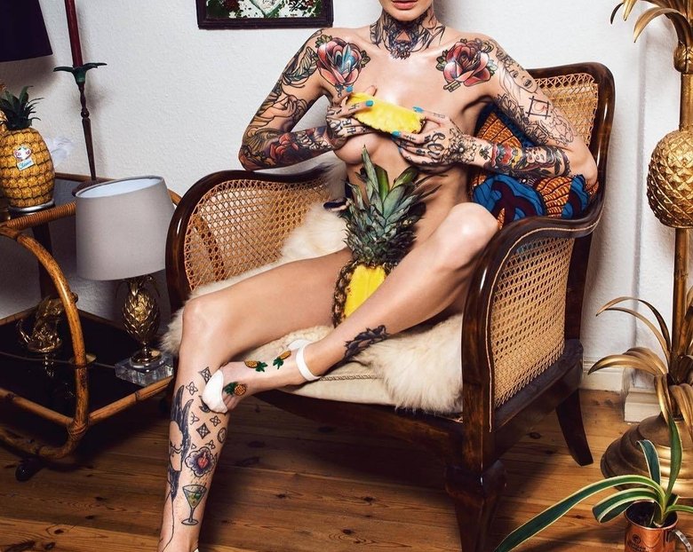 Невероятно сексуальная Французская тату модель Valentina Belleza