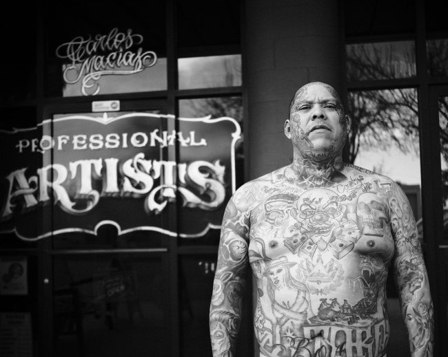От членов банды до художников-татуировщиков и коллекционеров: путешествие Брайса Гелота по уличной фотографии